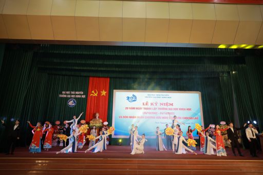 Chương trình văn nghệ chào mừng trong Lễ kỷ niệm 20 năm ngày thành lập Trường